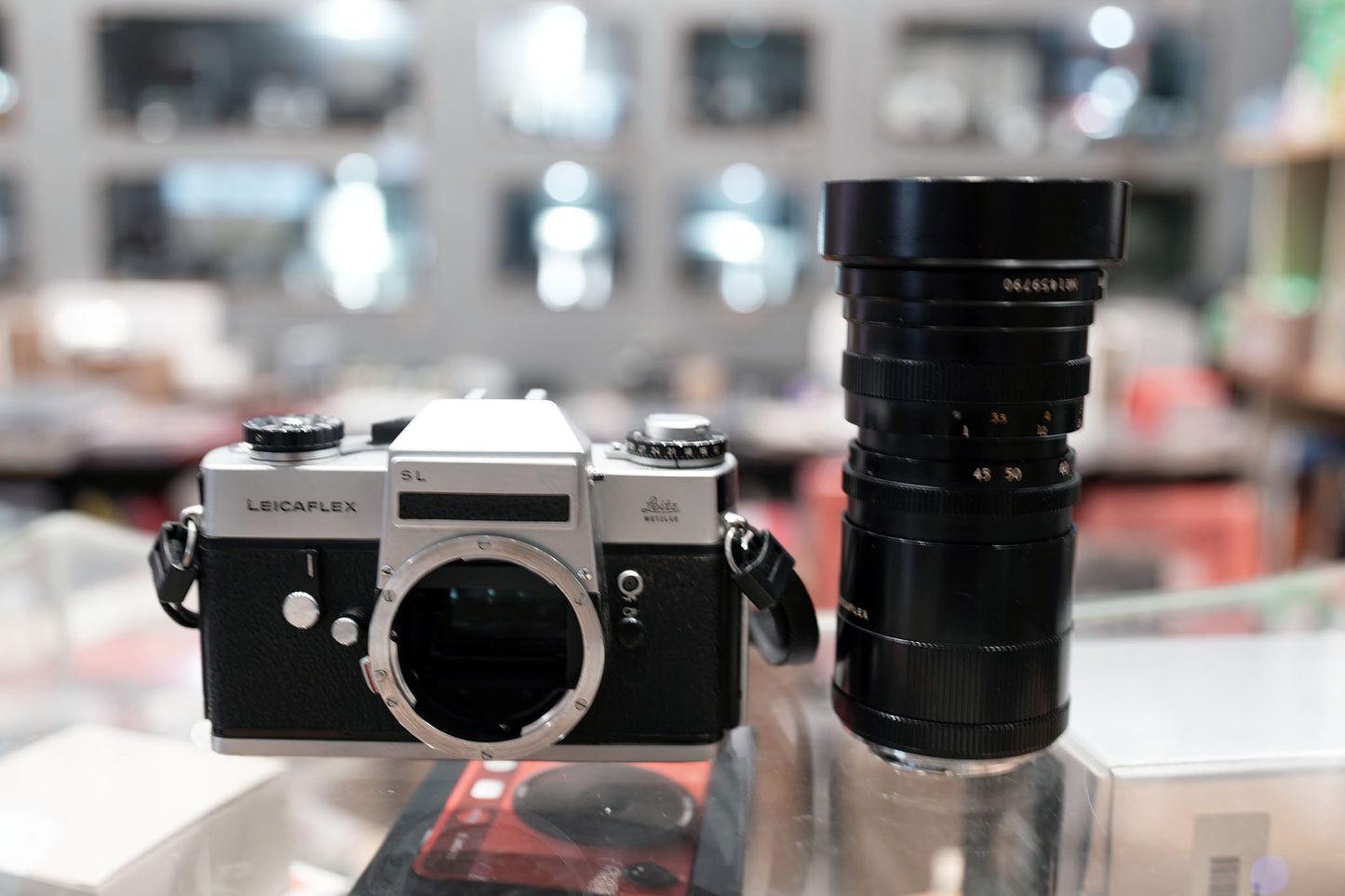 Leicaflex SL Film Camera With Angenieux-Zoom 45-90mm F/2.8 lens#1283684 #1459790 leica R Mount