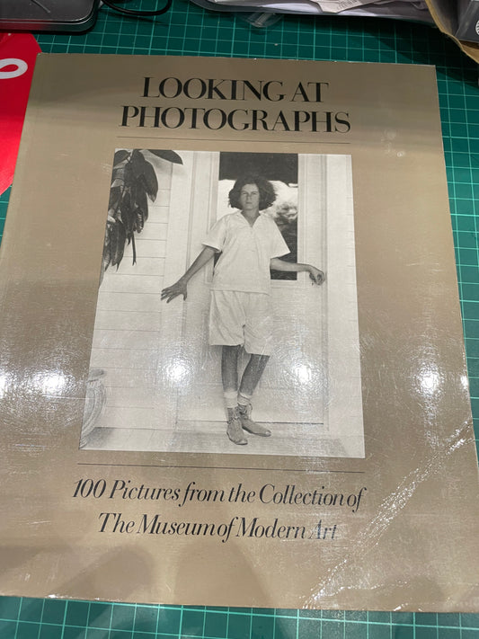 Looking At Photographs (100 Pictures From The Collection Of The Museum Of Modern Art)