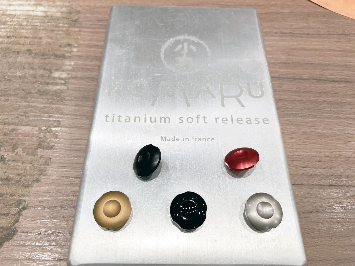 Komaru Soft Release Button(Black Paint Patina)