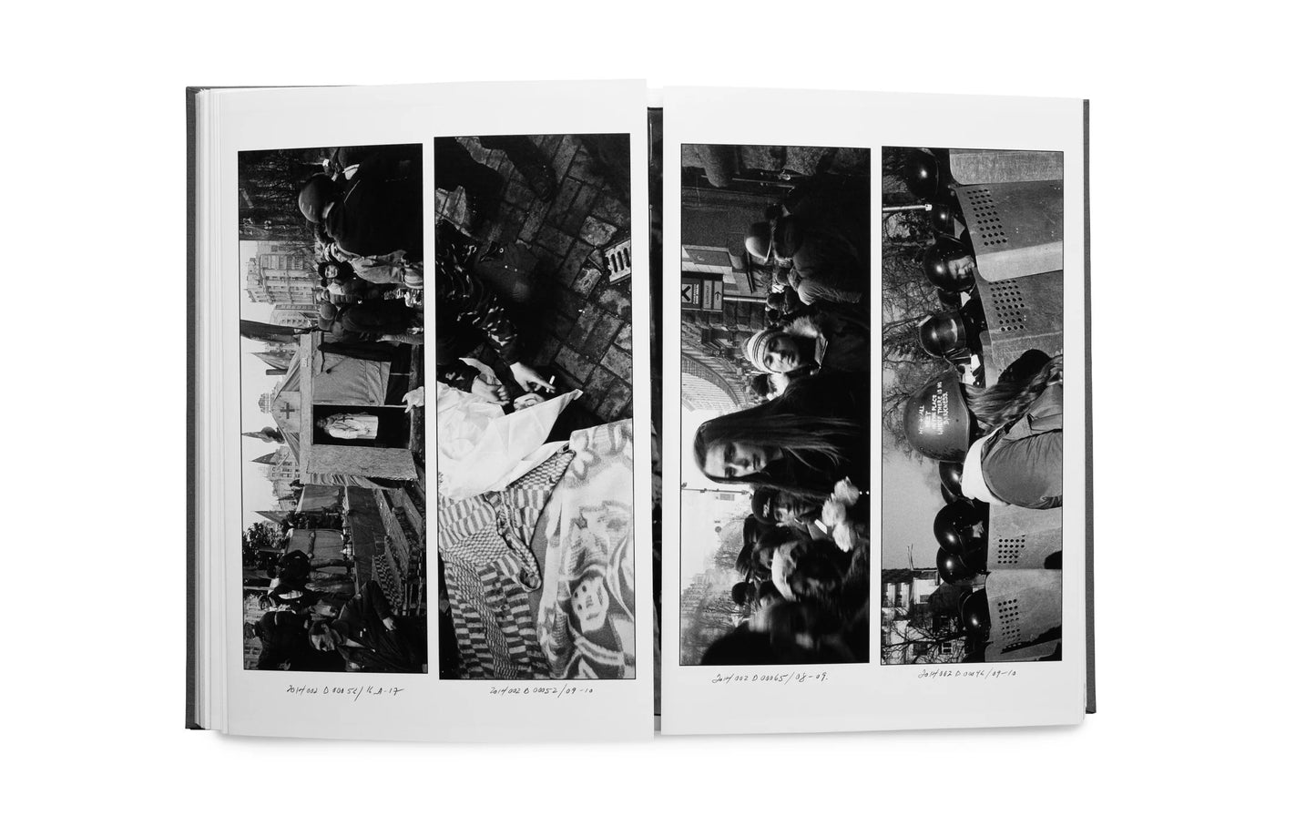 Larry Towell  The History War (Signed Edition Gost) 簽名版
